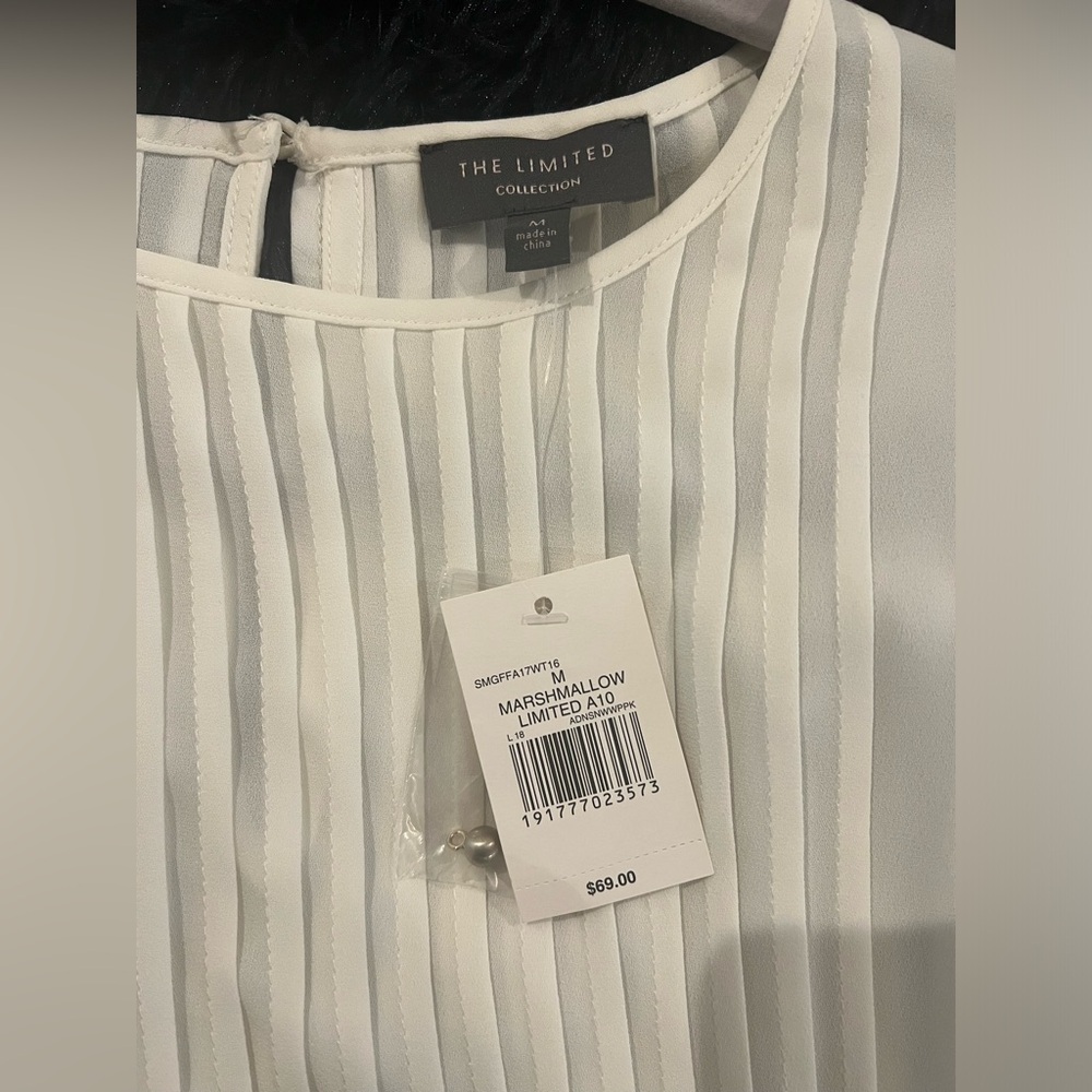Beautiful NWT Limited Collection top in ivory color